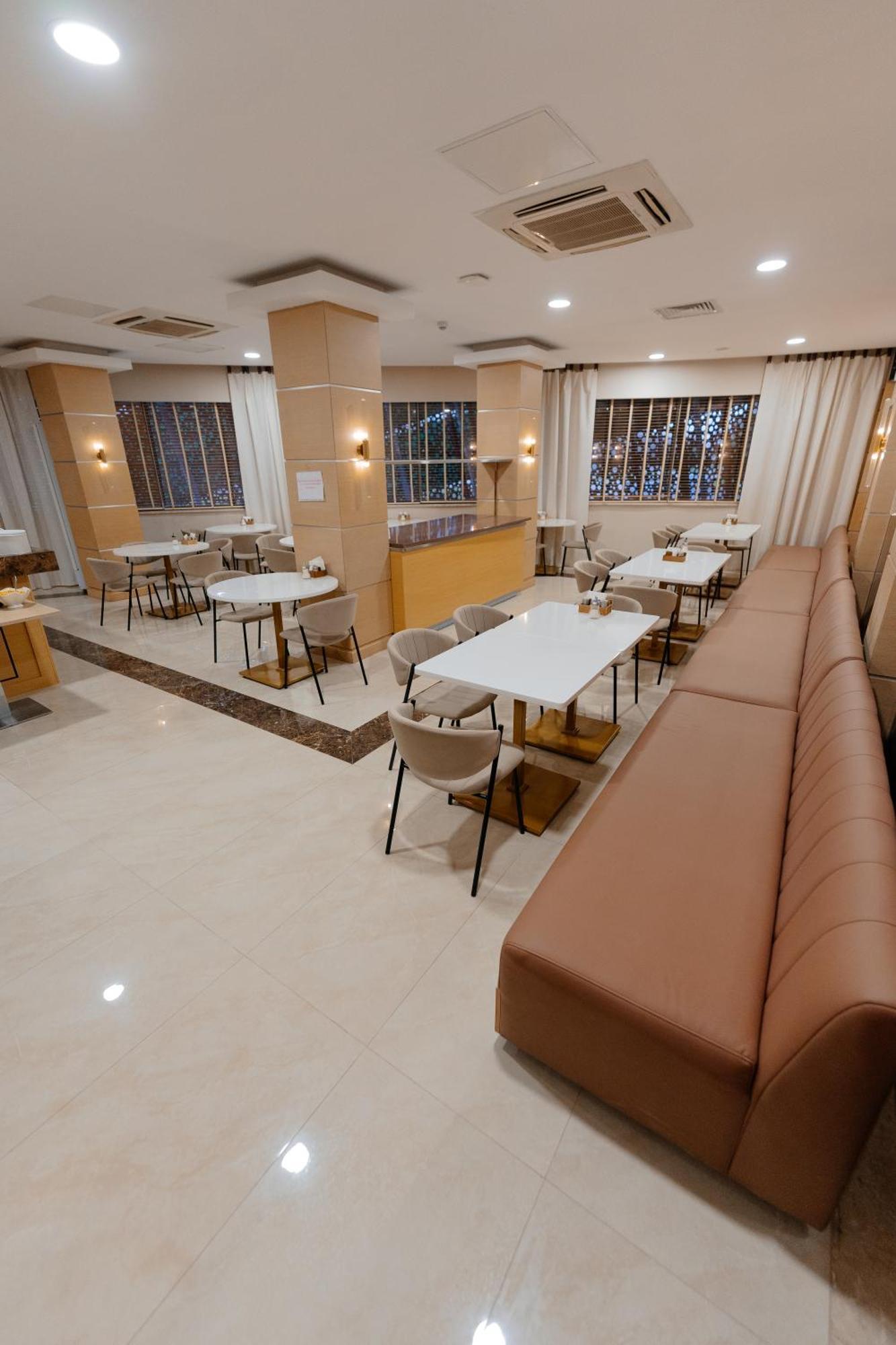 Alau Hotel Astana Luaran gambar
